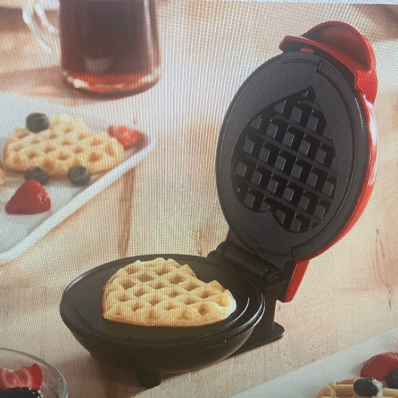 WEEKEND DEAL!! (Thru 11/2) NWOT! ❤️ DASH Mini Heart ❤️ Waffle Maker! - Picture 4 of 14